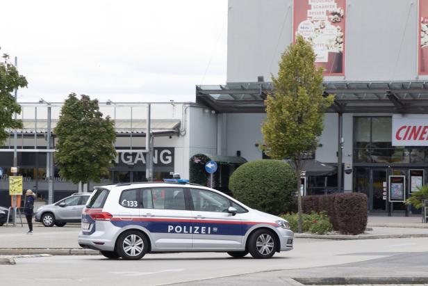 Polizeiauto vor dem Kino in Wiener Neustadt