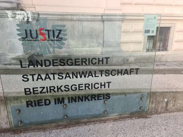 Schild mit Schriftzug Staatsanwaltschaft Ried im Innkreis 