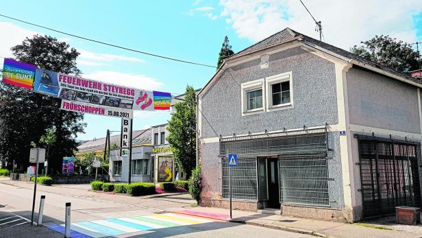 ++ HANDOUT ++ OBERÖSTERREICH: STEYREGG MALTE REGENBOGEN-SCHUTZWEG VOR IDENTITÄREN-ZENTRUM