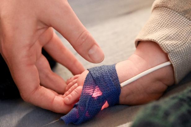 Ein Babyfuß mit Pulsoxymeter.