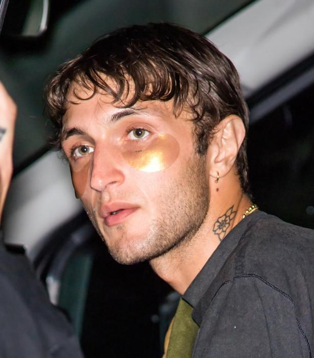 Anwar Hadid mit goldenen Augenpads.