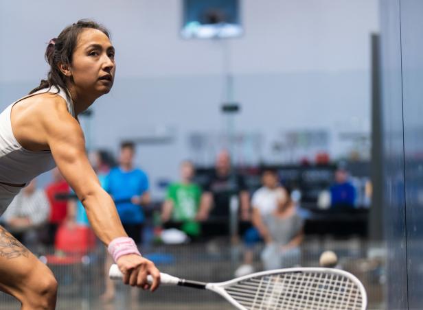 Eine Amateurin holt gegen die Squash-Profis zum großen Schlag aus