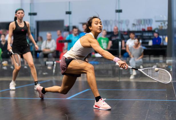 Eine Amateurin holt gegen die Squash-Profis zum großen Schlag aus