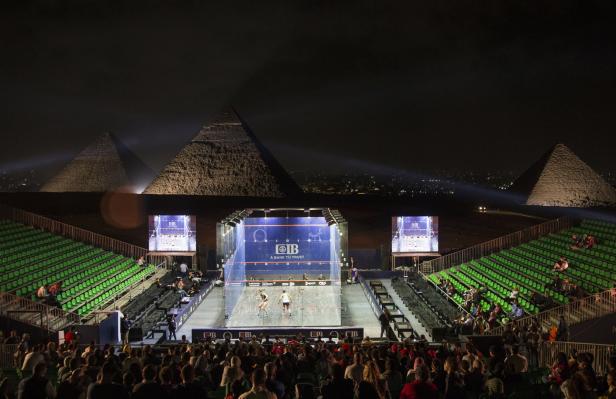 Eine Amateurin holt gegen die Squash-Profis zum großen Schlag aus