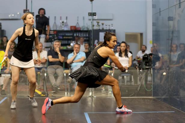 Eine Amateurin holt gegen die Squash-Profis zum großen Schlag aus