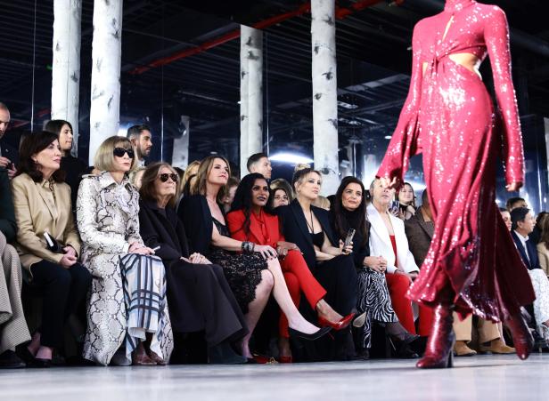 Zuschauer, darunter Anna Wintour, Mindy Kaling, Kate Holmes und Kate Hudson, bei einer Modenschau.