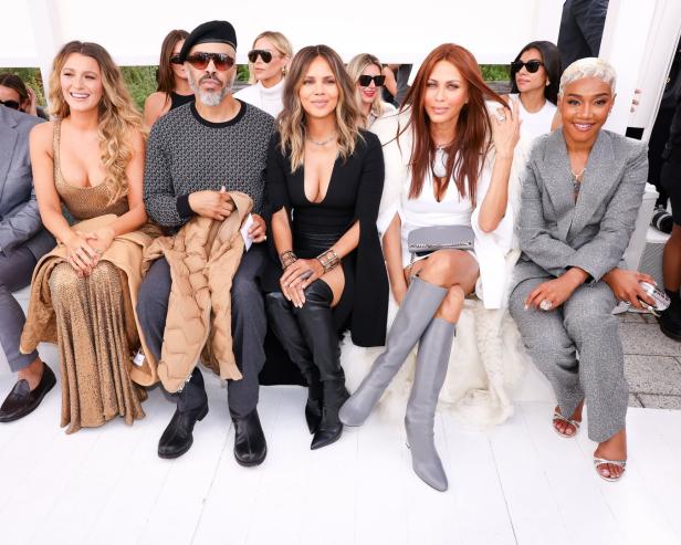 Blake Lively, Halle Berry und Tiffany Haddish sitzen bei einer Modenschau in der ersten Reihe.