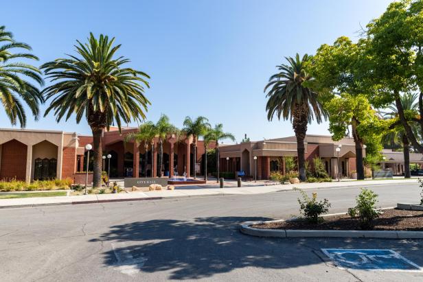 Das Rathaus von Loma Linda in Kalifornien an einem sonnigen Tag.