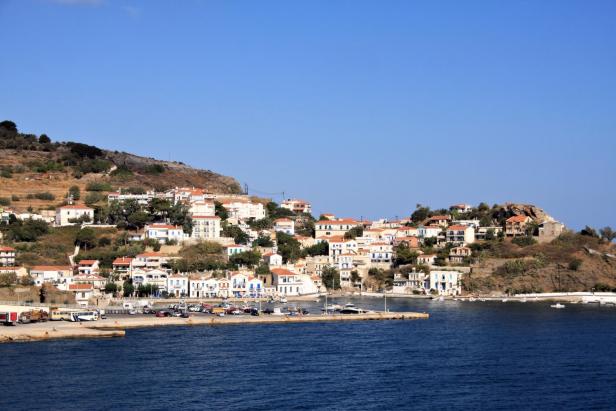 Häuser an einem Hang in Ikaria, Griechenland.