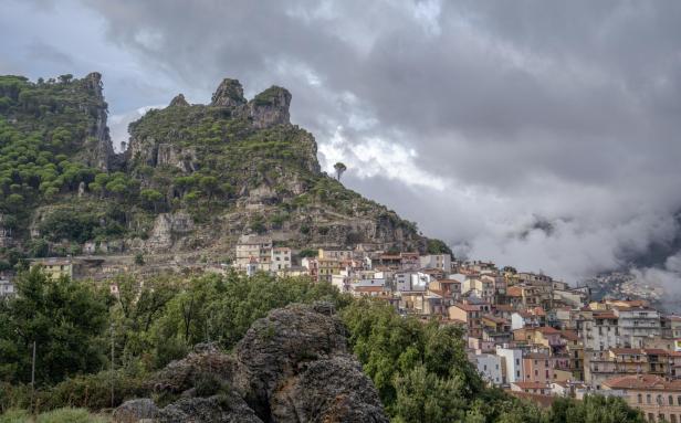 Das Dorf Ogliastra in Sardinien liegt an einem bewaldeten Berghang.