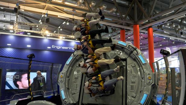 In der Virtual Reality Achterbahn werden Passagiere auf den Kopf gestellt