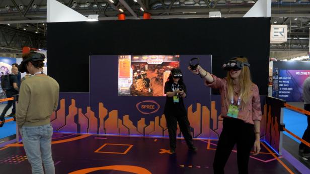 Beim Virtual Reality Lastertag wird mit VR-Brille und Controller gespielt