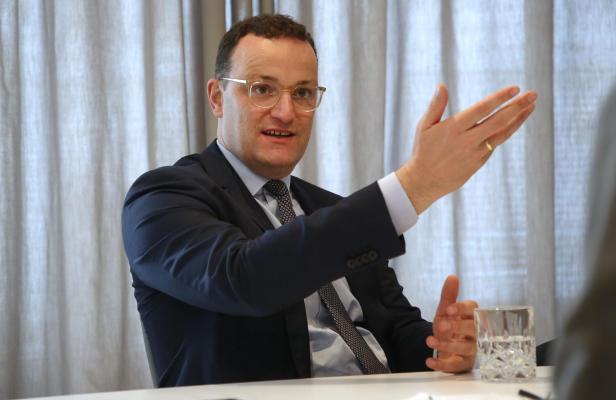 Jens Spahn gestikuliert während eines Gesprächs.