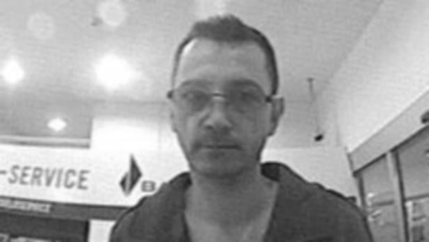 Polizei sucht mutmaßlichen Dieb einer Geldbörse Ein Mann mit Brille steht in einem Raum mit der Aufschrift „-Service“.