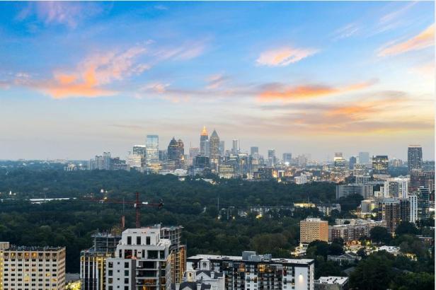 Blick auf die Skyline von Atlanta bei Sonnenuntergang.