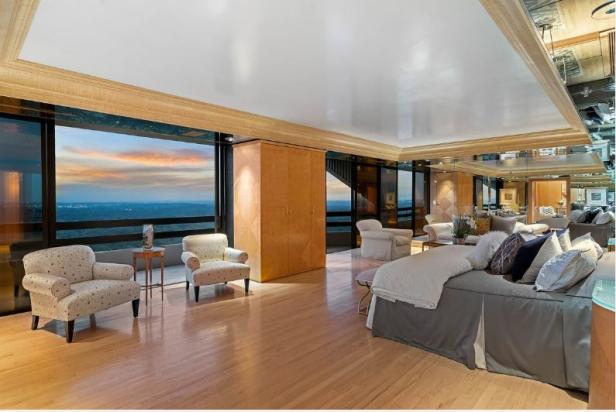 Ein luxuriöses Schlafzimmer mit Panoramablick auf den Sonnenuntergang.