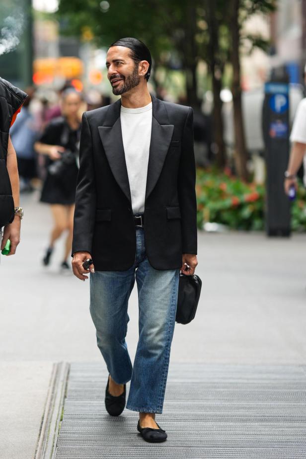 Marc Jacobs geht mit einem Blazer, Jeans und Ballerinas die Straße entlang.