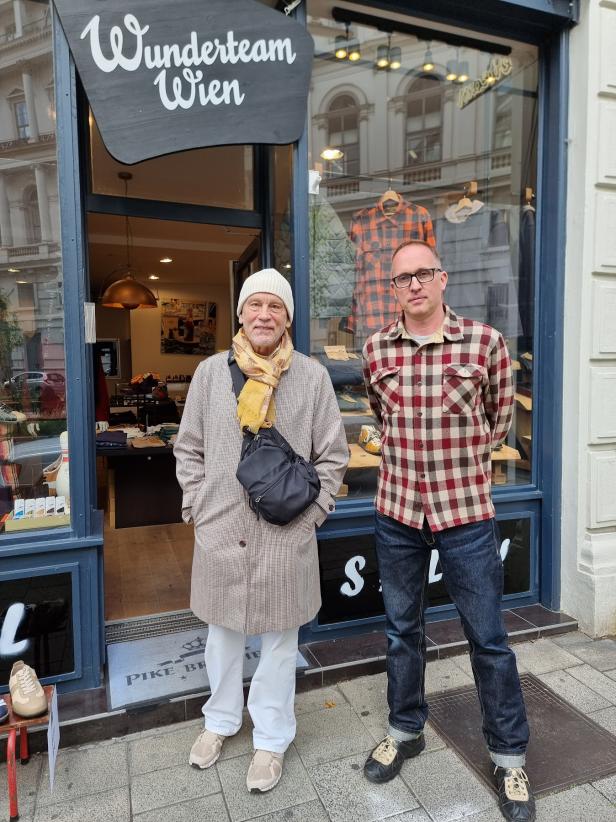 Zwei Männer stehen vor dem Geschäft „Wunderteam Wien“.