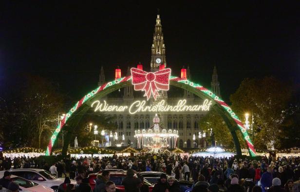 Die Beleuchtung am Christkindlmarkt am Rathausplatz wurde vergangenes Jahr rund eine Stunde später als üblich eingeschaltet