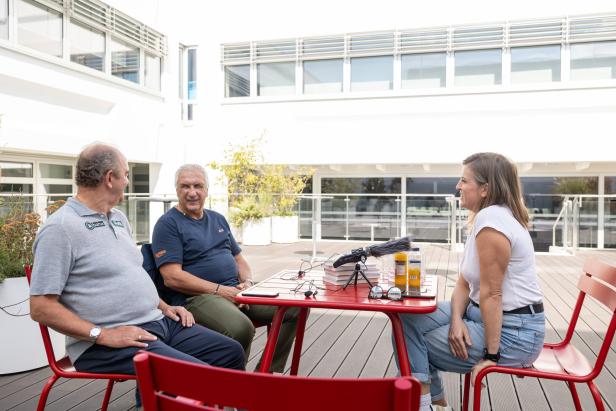 Herbert Prohaska, Hans Krankl und KURIER-Redakteurin Karoline Krause-Sandner im Gespräch