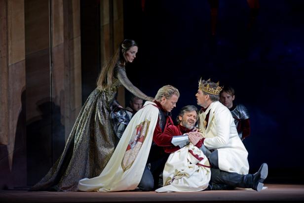 Szene aus einer Theateraufführung mit Schauspielern in historischen Kostümen.