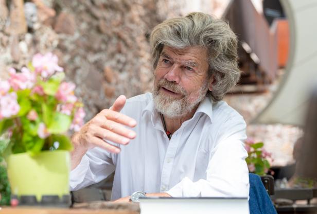 Reinhold Messner gestikuliert während eines Gesprächs.