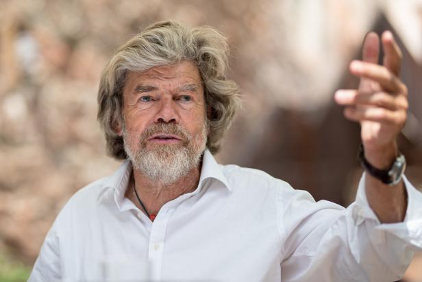 Reinhold Messner gestikuliert mit der Hand.