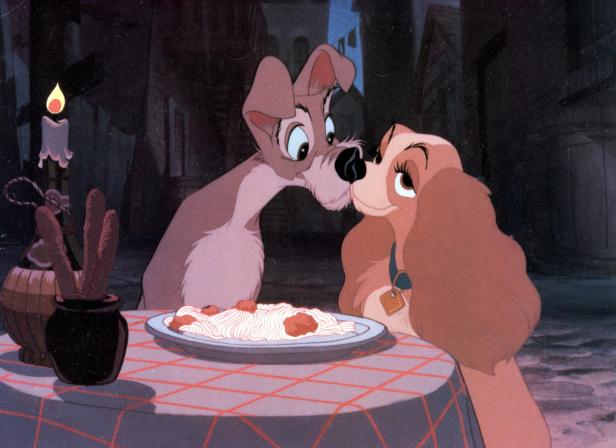 Zwei Hunde teilen sich Spaghetti in einer Szene aus dem Film „Susi und Strolch“.