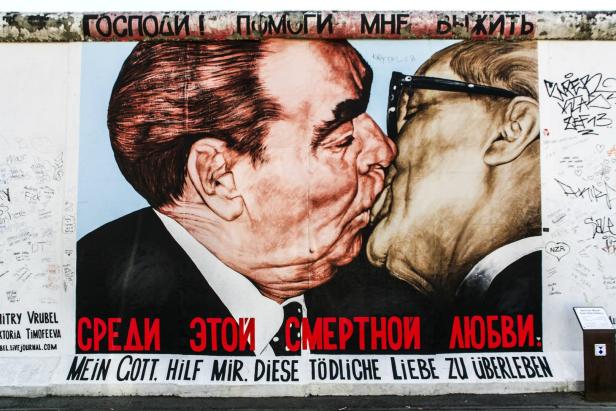 Das Gemälde „Mein Gott, hilf mir, diese tödliche Liebe zu überleben“ an der Berliner Mauer zeigt den Bruderkuss zwischen Breschnew und Honecker.