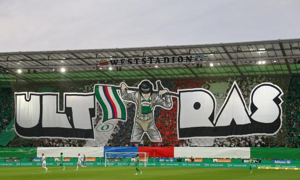 Im Weststadion zeigen Ultras ein großes Transparent mit einer Karikatur und dem Schriftzug „Ultras Rapid“.
