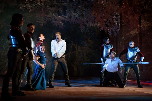 Szene aus einer Theateraufführung mit Schauspielern in historischen Kostümen.