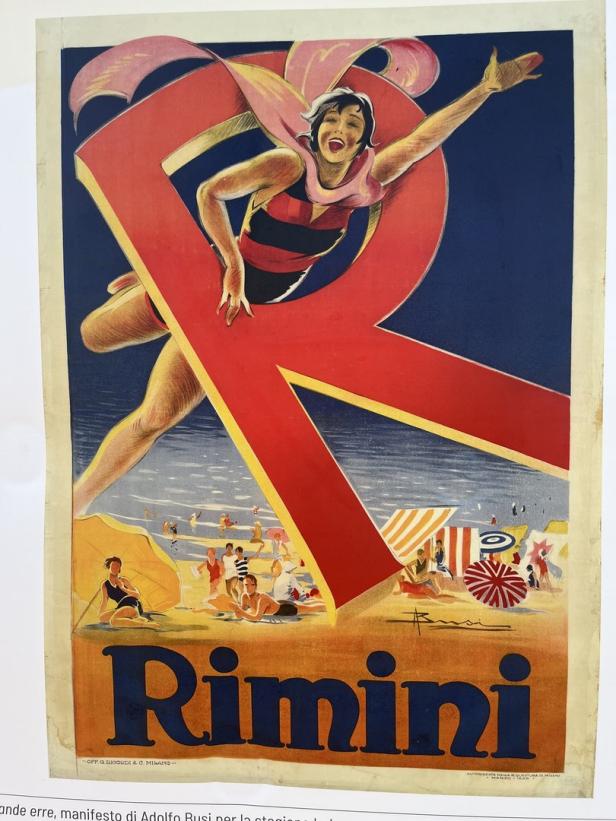 Ein Vintage-Reiseplakat für Rimini mit einer Frau in Badebekleidung vor einem roten „R“.