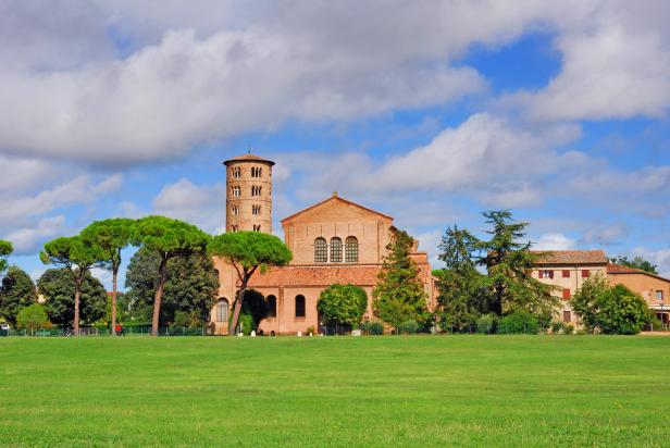 Die Basilica di Sant'Apollinare in Classe mit ihrem markanten Rundturm in Ravenna, Italien.