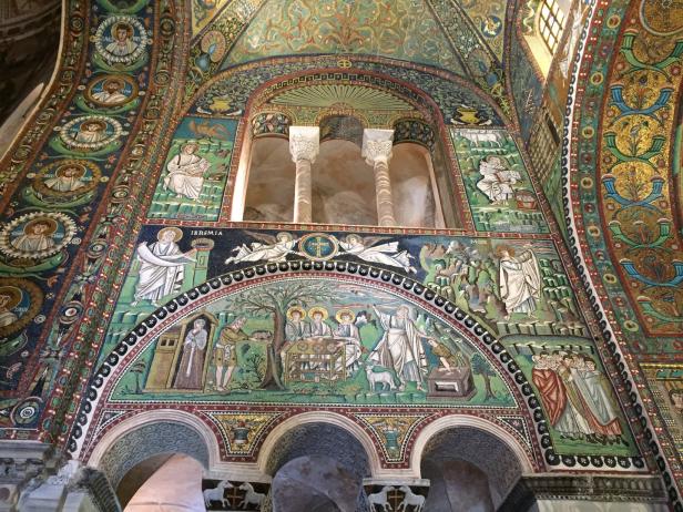 Detailansicht der aufwendigen Mosaike in der Basilika San Vitale in Ravenna.