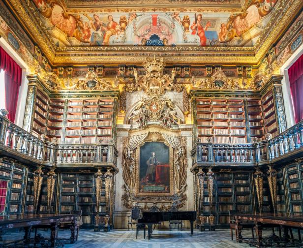 Die Universitätsbibliothek Coimbra in Portugal mit reich verzierter Innenausstattung.