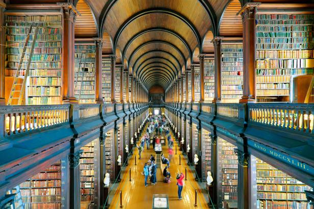 Die Long Room Bibliothek im Trinity College in Dublin mit vielen Besuchern.