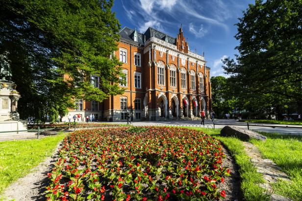 Die Jagiellonen-Universität in Krakau an einem sonnigen Tag.