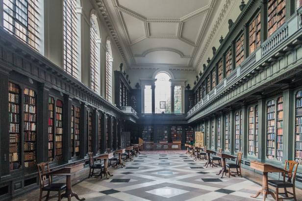 Die Bodleian Library mit ihren hohen Bücherregalen und Lesetischen.