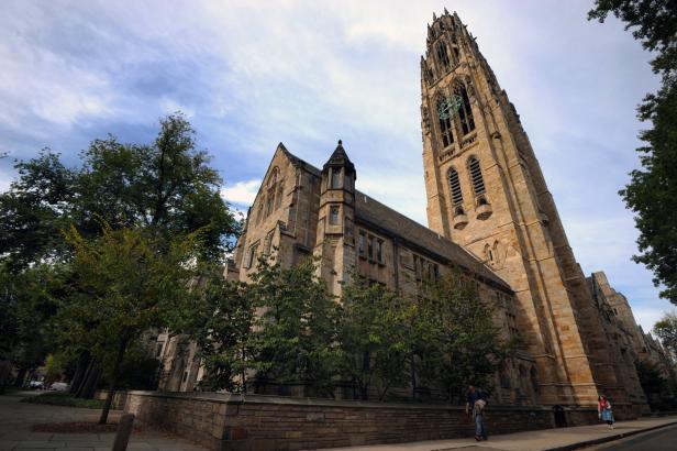 Die Yale University mit ihrem markanten Glockenturm im gotischen Stil.