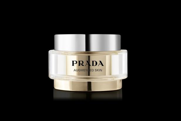 Ein Tiegel „Prada Augmented Skin“-Creme auf einem schwarzen Hintergrund.