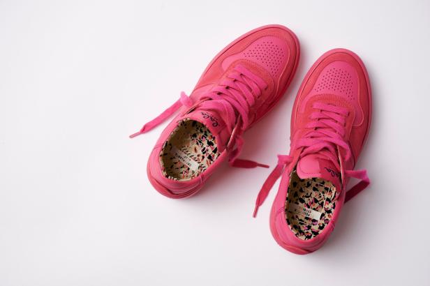 Ein Paar pinke Sneakers der Marke Lola Ramona auf einem weißen Hintergrund.
