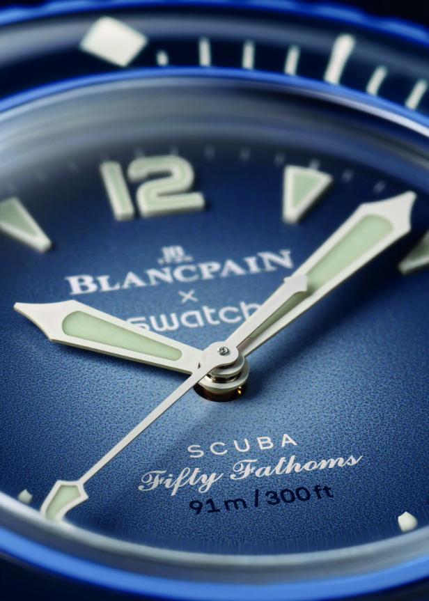 Nahaufnahme einer blauen Blancpain x Swatch Scuba Fifty Fathoms Uhr.