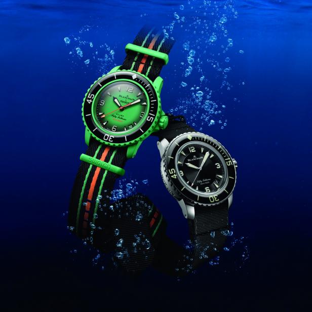 Zwei Blancpain-Uhren der Fifty Fathoms-Kollektion unter Wasser.