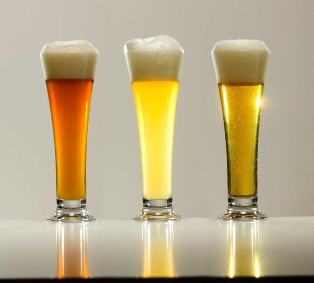 Drei Gläser mit verschiedenen Biersorten stehen nebeneinander.