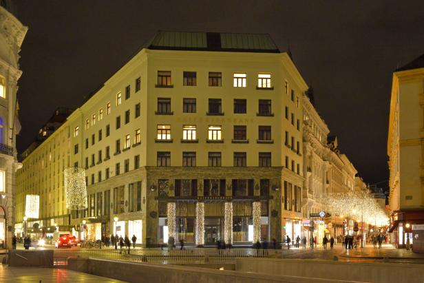 Die Raiffeisenbank Wien am Abend, beleuchtet mit dekorativen Lichtern.