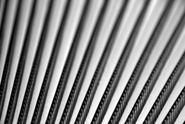Nahaufnahme von parallelen, gerippten Linien in Schwarzweiß.