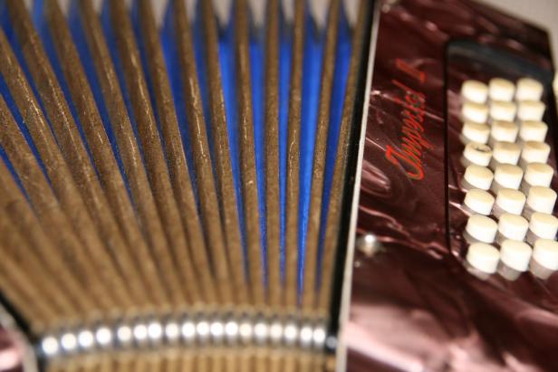 Detailaufnahme eines rotbraunen Akkordeons der Marke „Imperial“.