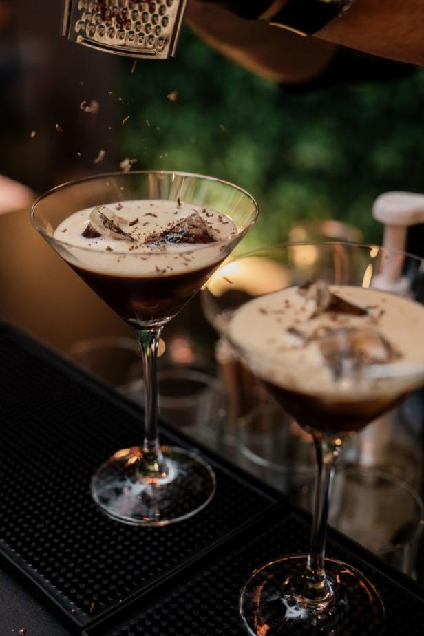 Ein Espresso Martini wird mit Schokoladenraspeln garniert.