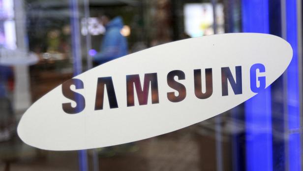 Das Samsung-Logo ist auf einem Schaufenster angebracht.