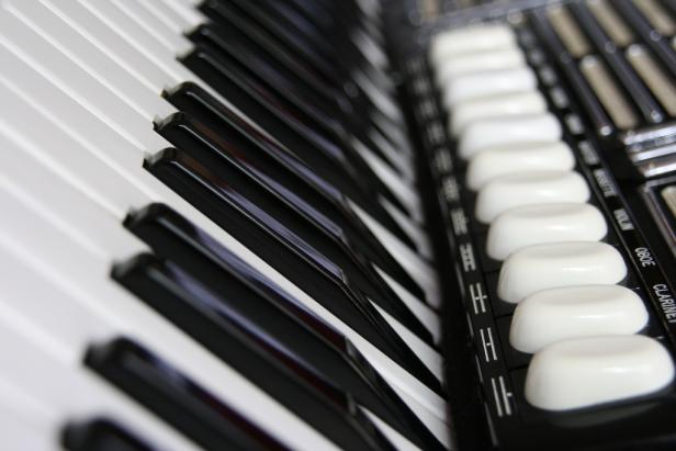 Nahaufnahme der Tasten und Knöpfe eines Akkordeons.